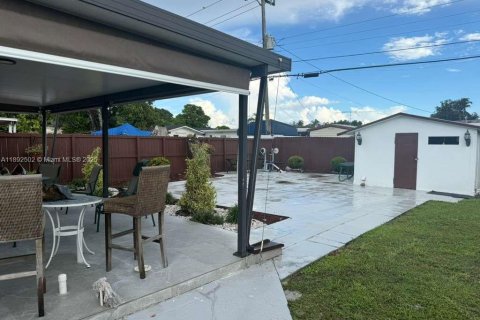 House in Miami, Florida 3 bedrooms, 97.08 sq.m. № 1946242 - photo 22