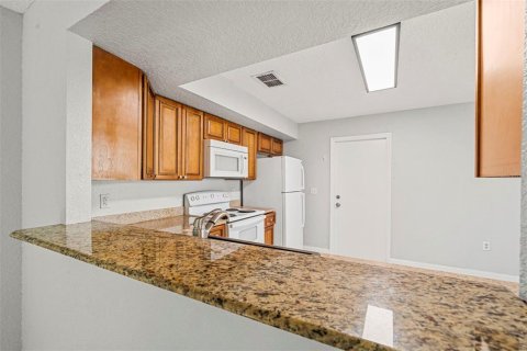Condo in Orlando, Florida, 2 bedrooms  № 2205133 - photo 10
