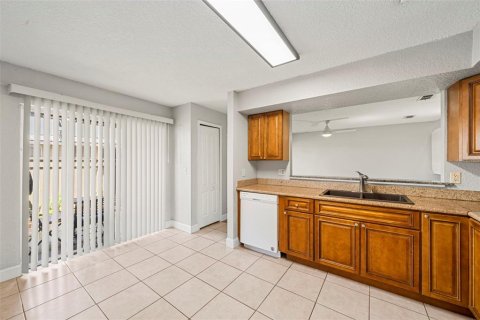 Condo in Orlando, Florida, 2 bedrooms  № 2205133 - photo 8