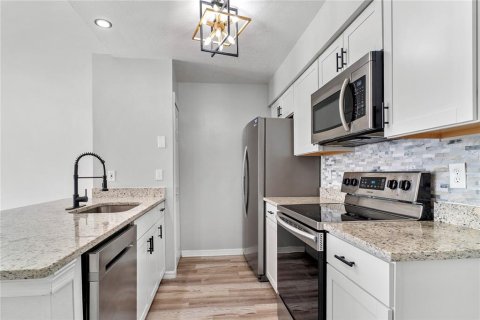 Condo in Kissimmee, Florida, 3 bedrooms  № 2100023 - photo 10