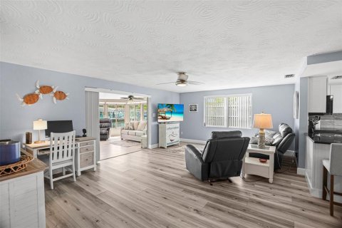 Villa ou maison à vendre à New Port Richey, Floride: 2 chambres, 153.75 m2 № 2396770 - photo 3