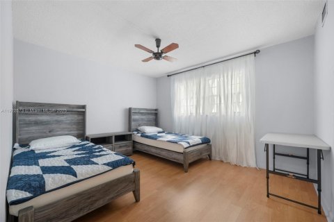 Condo in North Miami Beach, Florida, 2 bedrooms  № 1977105 - photo 14