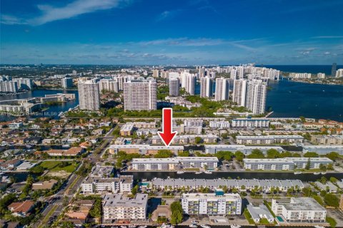 Condo in North Miami Beach, Florida, 2 bedrooms  № 1977105 - photo 19