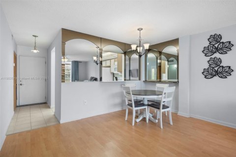 Condo in North Miami Beach, Florida, 2 bedrooms  № 1977105 - photo 7