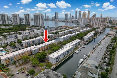 Condo in North Miami Beach, Florida, 2 bedrooms  № 1977105 - photo 21