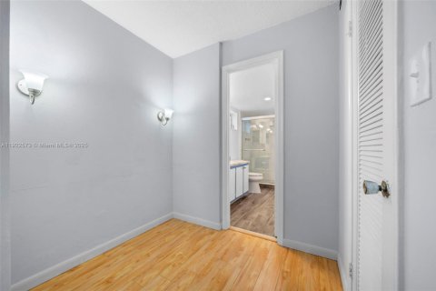 Condo in North Miami Beach, Florida, 2 bedrooms  № 1977105 - photo 12
