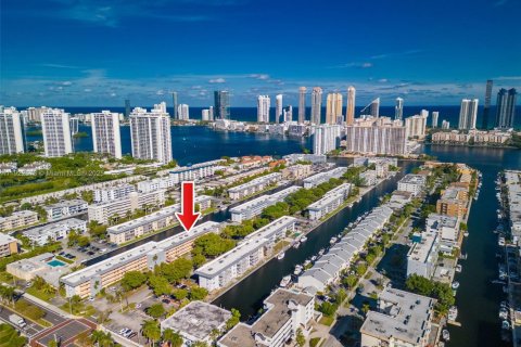 Condo in North Miami Beach, Florida, 2 bedrooms  № 1977105