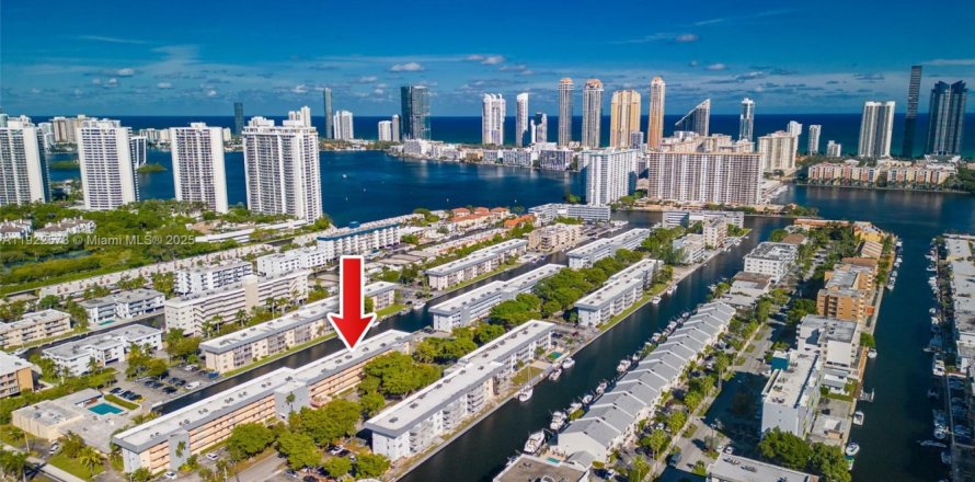 Condo in North Miami Beach, Florida, 2 bedrooms  № 1977105