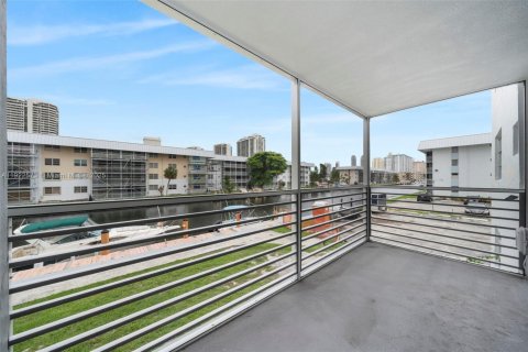 Condo in North Miami Beach, Florida, 2 bedrooms  № 1977105 - photo 5