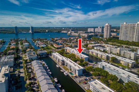 Condo in North Miami Beach, Florida, 2 bedrooms  № 1977105 - photo 20