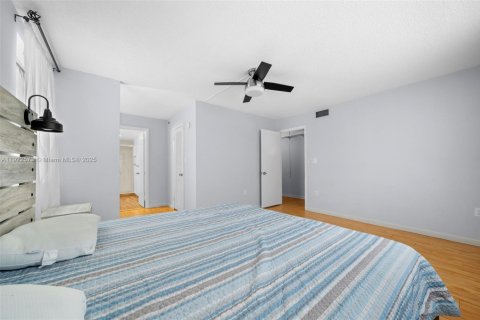 Condo in North Miami Beach, Florida, 2 bedrooms  № 1977105 - photo 11