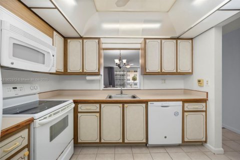 Condo in North Miami Beach, Florida, 2 bedrooms  № 1977105 - photo 9