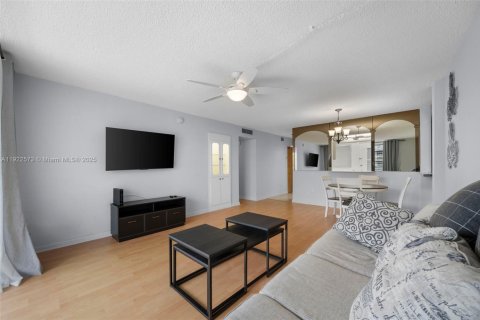 Condo in North Miami Beach, Florida, 2 bedrooms  № 1977105 - photo 3