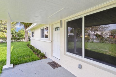 House in Fort Lauderdale, Florida 3 bedrooms, 104.24 sq.m. № 2077740 - photo 5