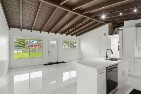 House in Fort Lauderdale, Florida 3 bedrooms, 104.24 sq.m. № 2077740 - photo 12
