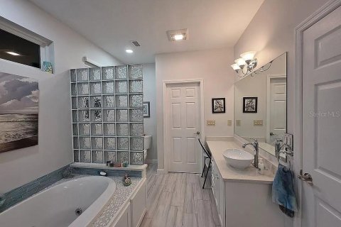 House in New Smyrna Beach, Florida 3 bedrooms, 350.15 sq.m. № 2112164 - photo 10