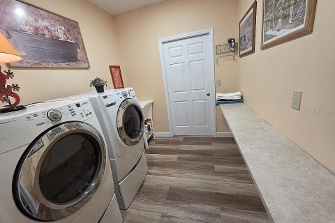 House in New Smyrna Beach, Florida 3 bedrooms, 350.15 sq.m. № 2112164 - photo 18