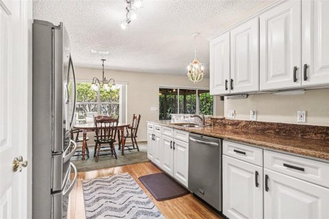 House in The Villages, Florida 2 bedrooms, 112.97 sq.m. № 2217578 - photo 5