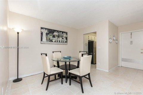 Condominio en alquiler en Hallandale Beach, Florida, 1 dormitorio, 74.32 m2 № 2011267 - foto 4
