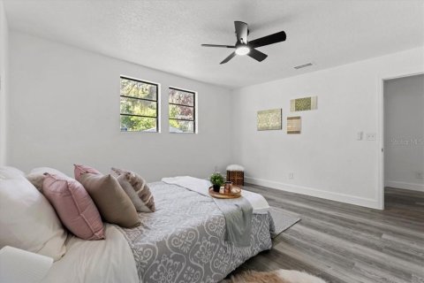 House in Tampa, Florida 5 bedrooms, 159.42 sq.m. № 1806545 - photo 16