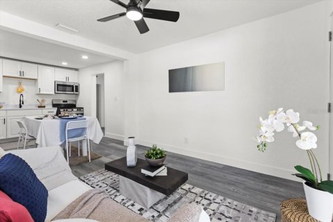 House in Tampa, Florida 5 bedrooms, 159.42 sq.m. № 1806545 - photo 7