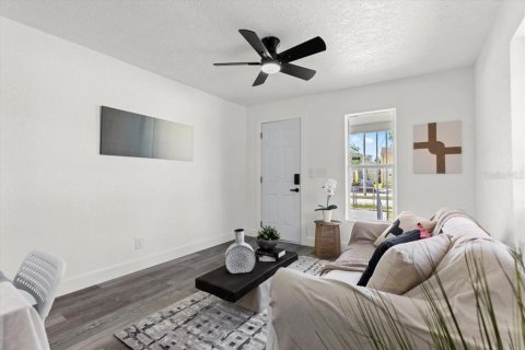 House in Tampa, Florida 5 bedrooms, 159.42 sq.m. № 1806545 - photo 5