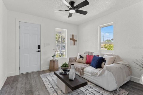 House in Tampa, Florida 5 bedrooms, 159.42 sq.m. № 1806545 - photo 6