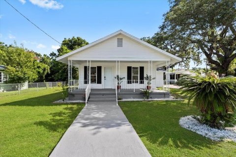 House in Tampa, Florida 5 bedrooms, 159.42 sq.m. № 1806545 - photo 1
