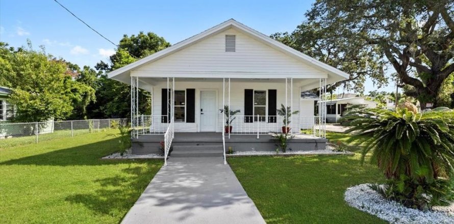 House in Tampa, Florida 5 bedrooms, 159.42 sq.m. № 1806545