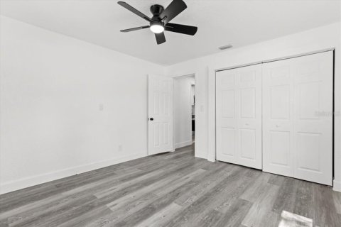 House in Tampa, Florida 5 bedrooms, 159.42 sq.m. № 1806545 - photo 21