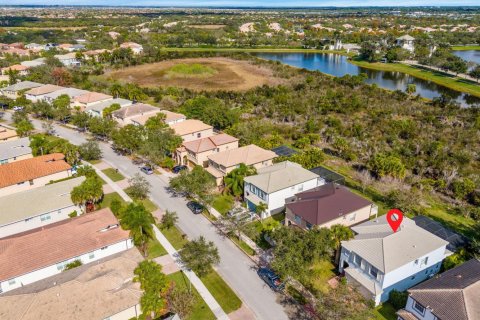 House in Port St. Lucie, Florida 4 bedrooms, 257.53 sq.m. № 2187059 - photo 12