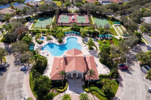House in Port St. Lucie, Florida 4 bedrooms, 257.53 sq.m. № 2187059 - photo 2