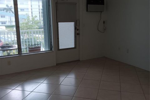 Condo in Pompano Beach, Florida, 1 bedroom  № 2086337 - photo 3