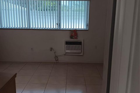 Condo in Pompano Beach, Florida, 1 bedroom  № 2086337 - photo 11