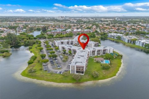 Copropriété à louer à Miami, Floride: 2 chambres, 108.7 m2 № 2390020 - photo 2