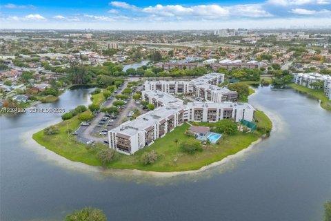 Copropriété à louer à Miami, Floride: 2 chambres, 108.7 m2 № 2390020 - photo 4