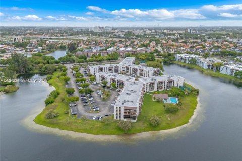 Copropriété à louer à Miami, Floride: 2 chambres, 108.7 m2 № 2390020 - photo 3