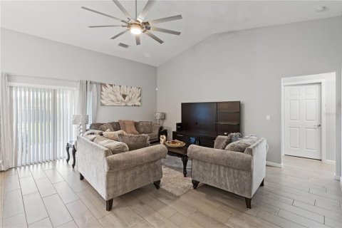House in Saint Lucie, Florida 4 bedrooms, 177.91 sq.m. № 1913137 - photo 8