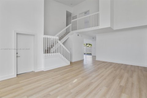 Снять в аренду виллу или дом в Хайалиа, Флорида 4 спальни, 199.18м2, № 1956399 - фото 3