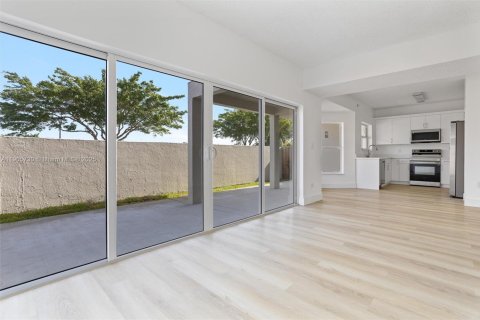 Снять в аренду виллу или дом в Хайалиа, Флорида 4 спальни, 199.18м2, № 1956399 - фото 11