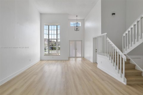 Снять в аренду виллу или дом в Хайалиа, Флорида 4 спальни, 199.18м2, № 1956399 - фото 4