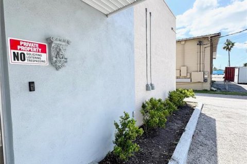 Commercial property in Saint Petersburg, Florida 473.8 sq.m. № 1733412 - photo 7