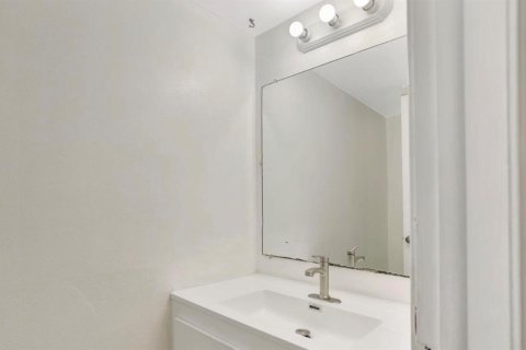 Townhouse in Coral Springs, Florida 3 bedrooms, 139.35 sq.m. № 2402428 - photo 11