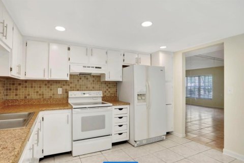 Townhouse in Coral Springs, Florida 3 bedrooms, 139.35 sq.m. № 2402428 - photo 3