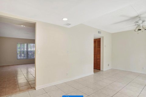 Townhouse in Coral Springs, Florida 3 bedrooms, 139.35 sq.m. № 2402428 - photo 14