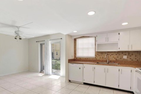 Townhouse in Coral Springs, Florida 3 bedrooms, 139.35 sq.m. № 2402428 - photo 7