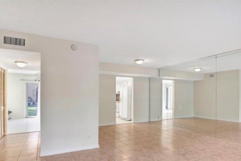 Townhouse in Coral Springs, Florida 3 bedrooms, 139.35 sq.m. № 2402428 - photo 16