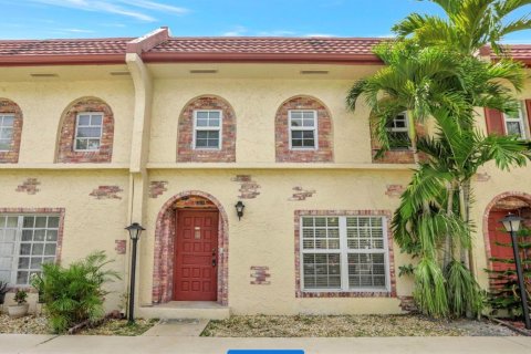 Townhouse in Coral Springs, Florida 3 bedrooms, 139.35 sq.m. № 2402428