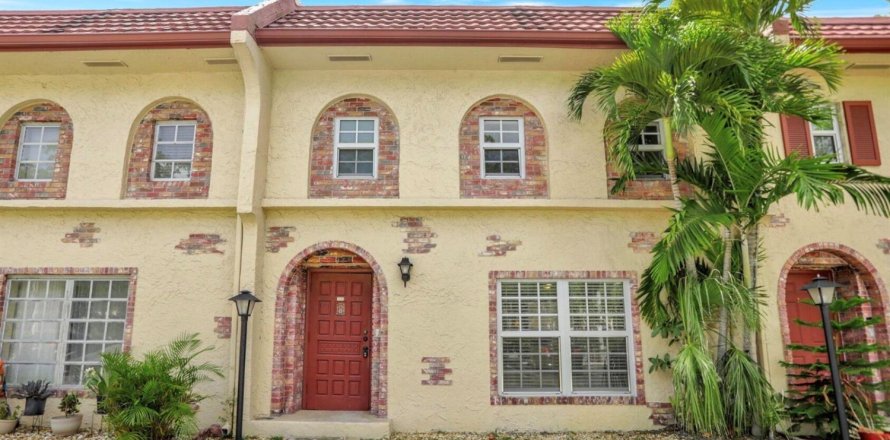Townhouse in Coral Springs, Florida 3 bedrooms, 139.35 sq.m. № 2402428