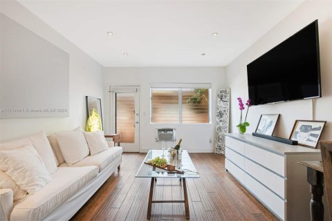 Condominio en venta en Miami Beach, Florida, 35.3 m2 № 1985555 - foto 2